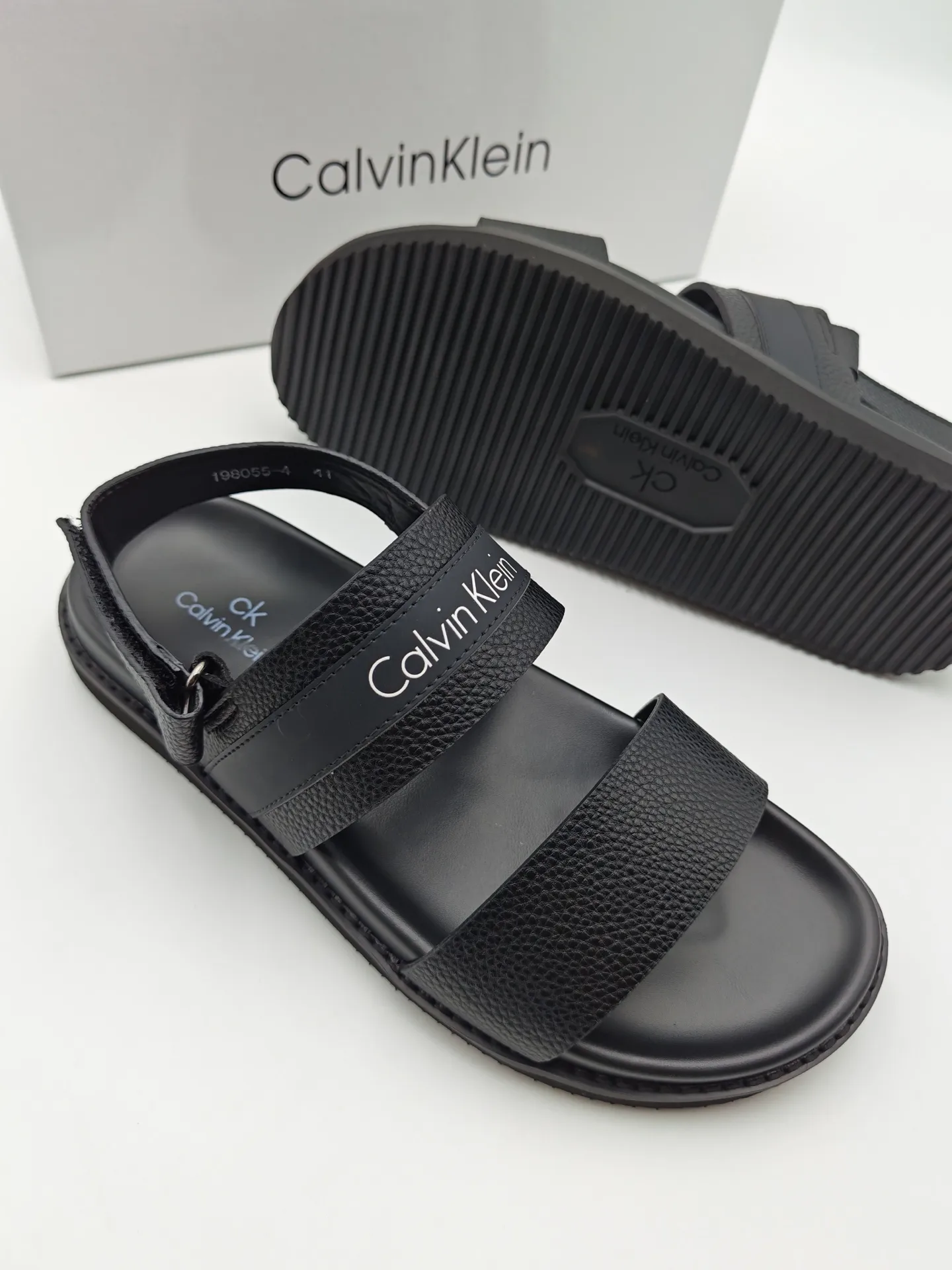 Men's shoes 💰300 Calvin Klein CK men's slippers, the upper of this slipper is made of imported cowhide, and the sole is also imported new EVA material. The foamed ultra-light outsole is more non-slip, three-dimensional and skin-friendly. Available from stock, long-term availability, Size: 38-46 yards.